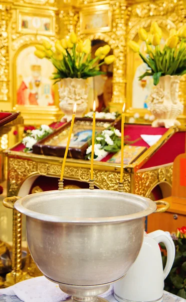 Chrzciny miska na uroczystość w kościele — Zdjęcie stockowe