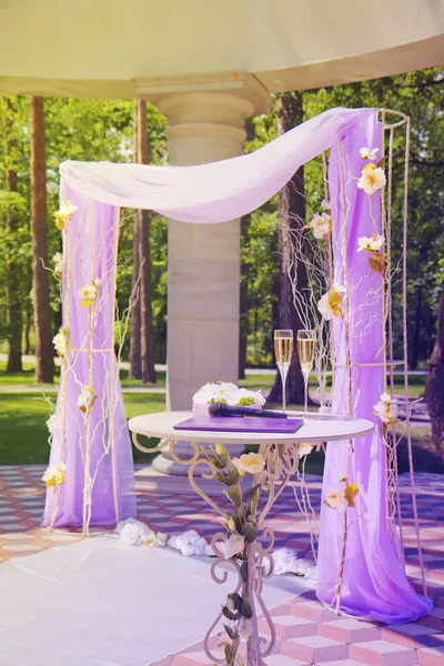 Belo gazebo de casamento no parque de verão — Fotografia de Stock