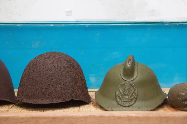 Vintage wwii leger helm in Sovjet-militaire bunker — Stockfoto