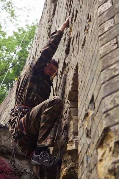Junge Bergsteigerin an einer senkrechten Wand — Stockfoto