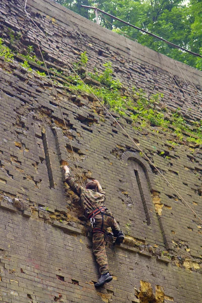 Escalador en la pared de ladrillo — Foto de Stock