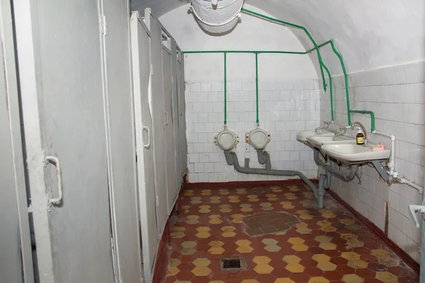 Offentliga toaletter i militära sovjetiska bunker. korosten. Ukraina. — Stockfoto