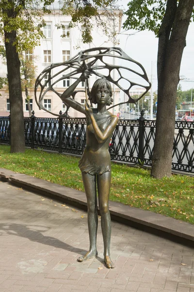 Menina com um guarda-chuva em Minsk, Bielorrússia — Fotografia de Stock