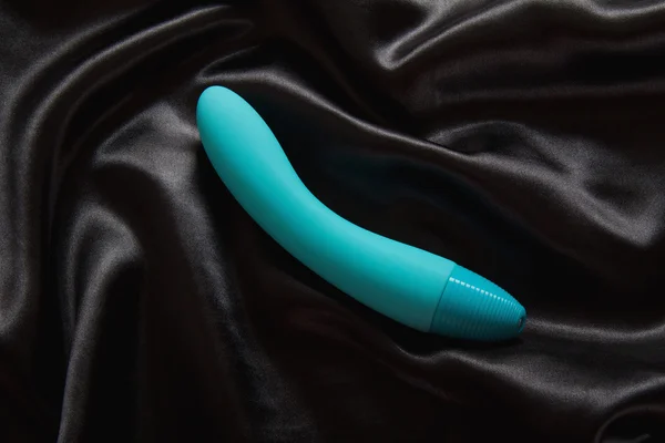 Vibrador de brinquedo sexual no preto — Fotografia de Stock