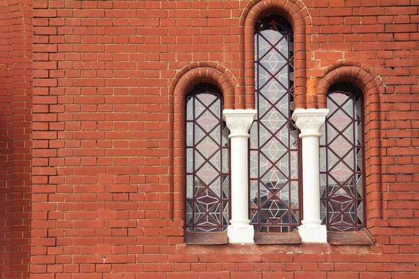 Ett antikt fönster i kyrkan — Stockfoto