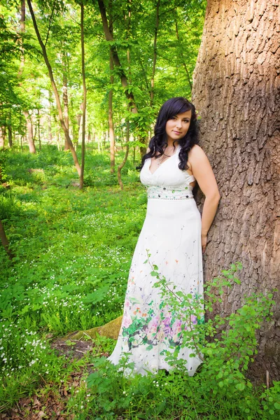 Mujer romántica en el bosque de verano — Foto de Stock