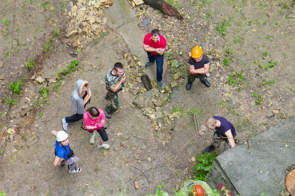 Grupo de personas practican en un entrenamiento de escalada — Foto de Stock