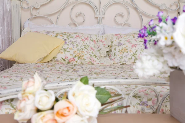 Цветы в спальне — стоковое фото
