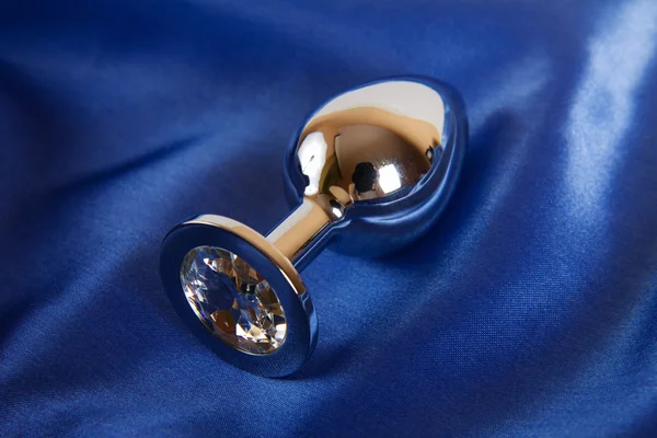 Grijze metalen Anaal plug op blauw satijn — Stockfoto