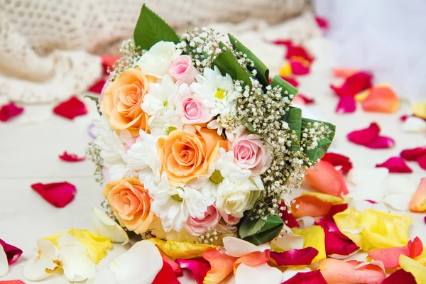 Buquê de casamento nupcial de flores com pétalas de rosa — Fotografia de Stock