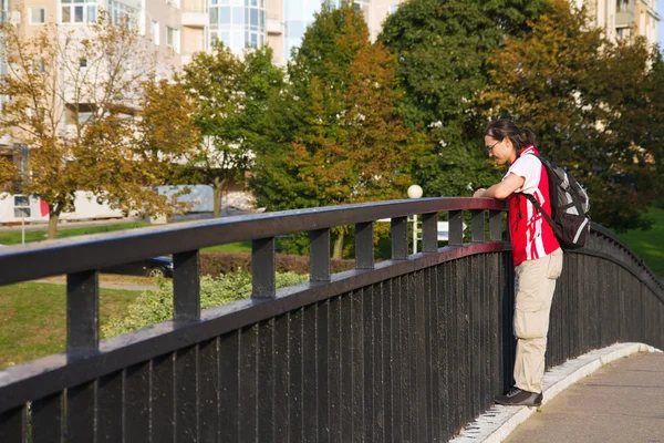 Junger Mann läuft auf Brücke — Stockfoto