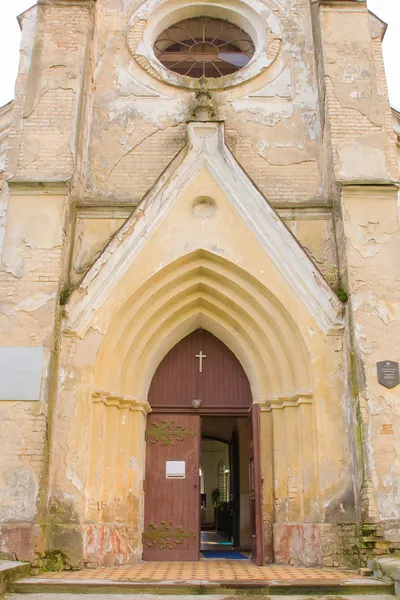 Старая открытая винтажная дверь в церкви — стоковое фото