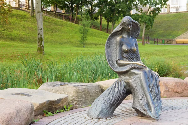 Staty av kvinna i park, grodno, Vitryssland — Stockfoto