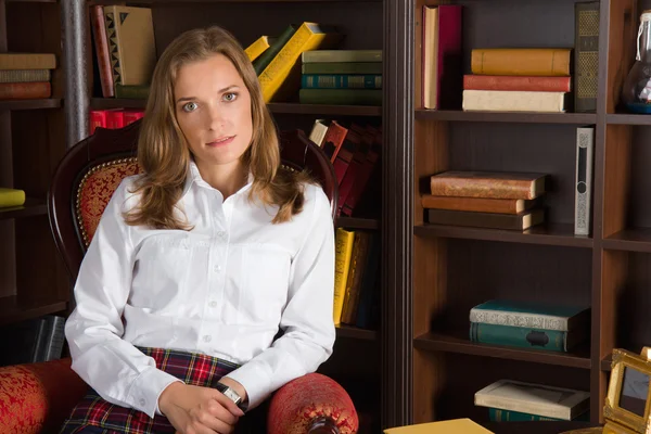 Giovane donna in biblioteca — Foto Stock