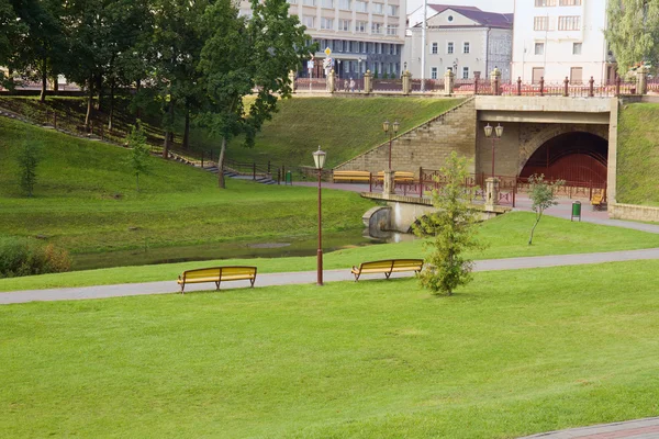 Ponte e rio no parque em Grodno, Bielorrússia — Fotografia de Stock