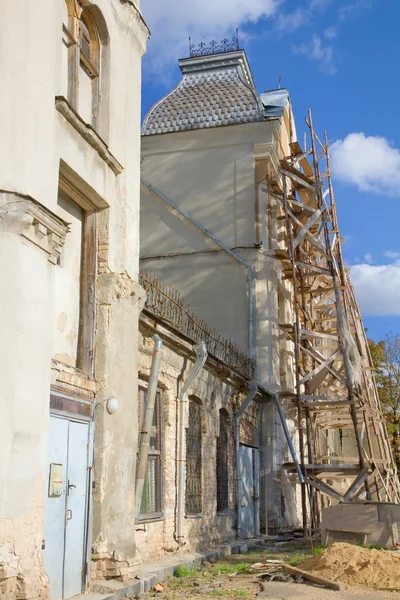 Old abandoned house under renovation — Stock Photo, Image