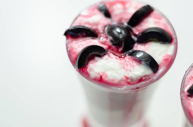 Cadılar Bayramı partisinde barmenin hazırladığı içkiler siyah zeytinlerle süslenmiş örümcekler, korkunç içecekler.