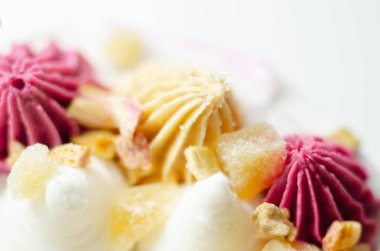 Rubarb ve zencefilli reçelle dolu vejetaryen zencefilli kek ve ravent aromalı krema. Uşkun aromalı dondurucu soğuklar, şekerli zencefil parçaları ve dondurulmuş kuru ravent parçaları, doğum günü pastası.