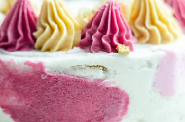 Rubarb ve zencefilli reçelle dolu vejetaryen zencefilli kek ve ravent aromalı krema. Uşkun aromalı dondurucu soğuklar, şekerli zencefil parçaları ve dondurulmuş kuru ravent parçaları, doğum günü pastası.