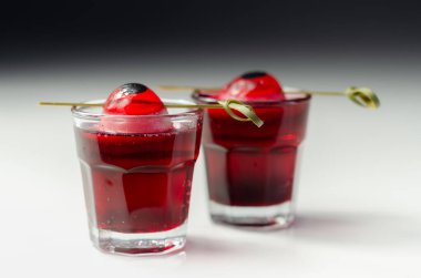 Tekila, nar şurubu ve jöleli gözlerle süslenmiş acı biberli kokteyller, cadılar bayramı içkileri.