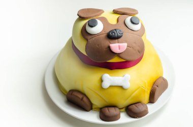 Pug dog keki, kremalı ve ahududu reçelli sünger, yumuşak krema ve yenilebilir süslemelerle kaplı, doğum günü pastası