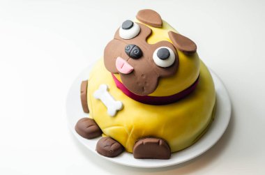 Pug dog keki, kremalı ve ahududu reçelli sünger, yumuşak krema ve yenilebilir süslemelerle kaplı, doğum günü pastası