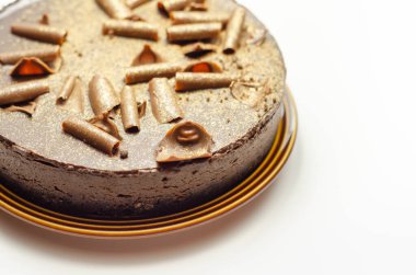 Çikolatalı cheesecake ile sindirim bisküvisi tabanı ve üzerine çikolata ganache, sütlü çikolata bukleleri ve altın parıltısı, çikolata ve tuzlu karamel cheesecake.