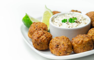Falafel, tatlı patates, nohut ve soğan karışımı ekşi soslu, orta doğu yemeği.