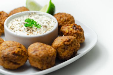 Falafel, tatlı patates, nohut ve soğan karışımı ekşi soslu, orta doğu yemeği.