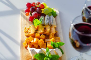 İngiliz el yapımı ve yerel çiftliklerden seçilmiş peynirler ahşap bir tahtada servis ediliyor, eşsiz bir set.