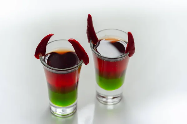 Tiro Bebida Capas Preparado Con Vodka Licor Verde Granadina Jugo —  Fotos de Stock