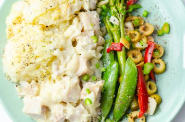 Yumuşak füme mezgit parçaları ve kremalı peynir sosunda pollock sebzelerle servis edilen tereyağlı püre altında oturuyordu. Klasik İngiliz yemeği.