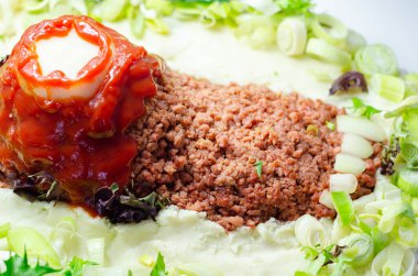 Ayak şeklinde kıyma, domates sosu ile kaplanmış, Cadılar Bayramı 'nda yemek servis etmenin yaratıcı bir yolu, korkunç yemekler.