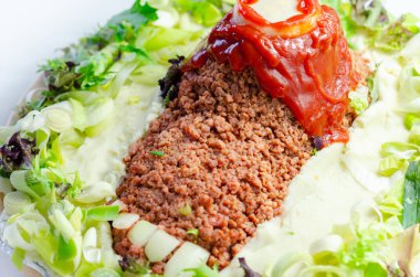 Ayak şeklinde kıyma, domates sosu ile kaplanmış, Cadılar Bayramı 'nda yemek servis etmenin yaratıcı bir yolu, korkunç yemekler.