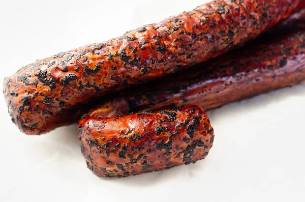 传统的猪肉香肠在木头上熏制 肉制品手工制作 美味佳肴 — 图库照片