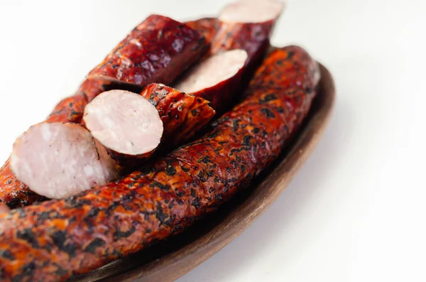 传统的猪肉香肠在木头上熏制 肉制品手工制作 美味佳肴 — 图库照片