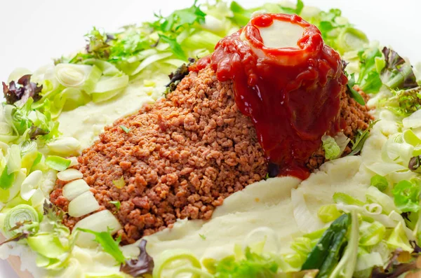 Ayak şeklinde kıyma, domates sosu ile kaplanmış, Cadılar Bayramı 'nda yemek servis etmenin yaratıcı bir yolu, korkunç yemekler.