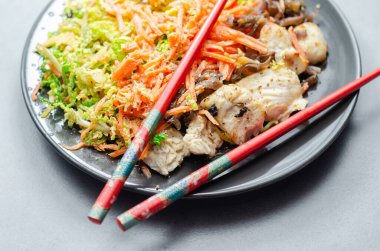 Yumurtalı erişte, havuç ve lahana ile pişirilmiş tavuk göğsü. Lezzetli bir yemek sosu, Asya yemeği.