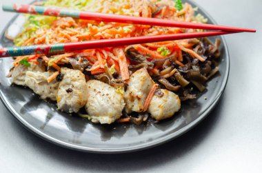 Yumurtalı erişte, havuç ve lahana ile pişirilmiş tavuk göğsü. Lezzetli bir yemek sosu, Asya yemeği.