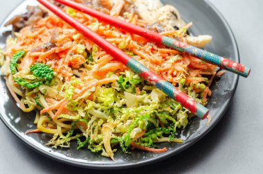 Yumurtalı erişte, havuç ve lahana ile pişirilmiş tavuk göğsü. Lezzetli bir yemek sosu, Asya yemeği.