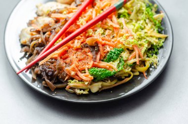 Yumurtalı erişte, havuç ve lahana ile pişirilmiş tavuk göğsü. Lezzetli bir yemek sosu, Asya yemeği.