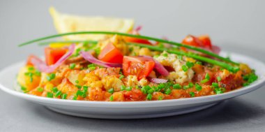 Kayısı soslu fasulye sosu, zerdeçal patatesi, domuz sosisi ve çırpılmış yumurta, brunch.