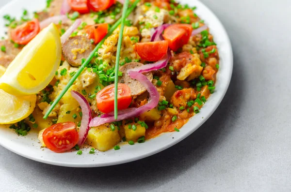 Haricot Salsa Tomate Frijol Con Patatas Cúrcuma Cerdo Salchicha Hierbas —  Fotos de Stock