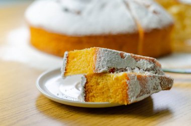 Küçük bir tabakta servis edilen Madeira halka ekmek keki, geleneksel bir pasta.