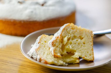 Küçük bir tabakta servis edilen Madeira halka ekmek keki, geleneksel bir pasta.