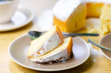 Küçük bir tabakta servis edilen Madeira halka ekmek keki, geleneksel bir pasta.