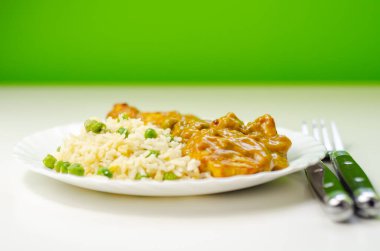 Yumurta pilavlı tavuk köri, baharatlı hindistancevizi soslu tavuk göğsü bezelye ve yumurtalı pilav, Hint yemeği.