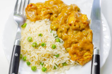 Yumurta pilavlı tavuk köri, baharatlı hindistancevizi soslu tavuk göğsü bezelye ve yumurtalı pilav, Hint yemeği.