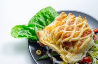 Tavuk en croute, tavuk göğsü içi fileto olgun çedar peyniri ve kayın ağacından tütsülenmiş domuz pastırması.