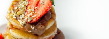 Muz, çilek ve fındık dolu krepler, üstüne çikolata ve çilek sosu, tatlı kahvaltı.